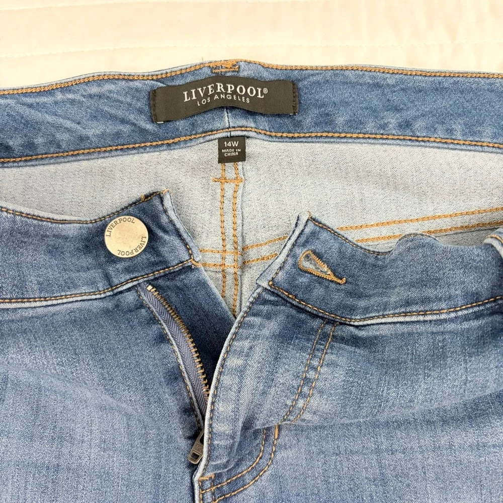 Liverpool Los Angeles Denim Shorts Medium Wash Blue Cuffed Mid Rise Womens 14W